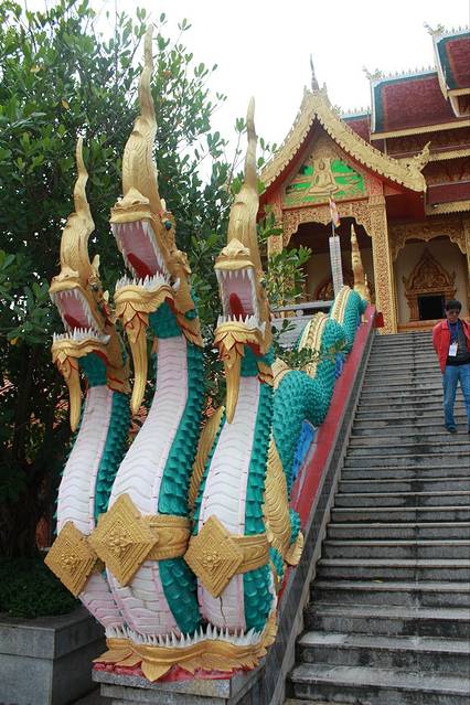 这3条龙好像在泰国的庙很常见,缅甸的不知道,可能也是这风格
