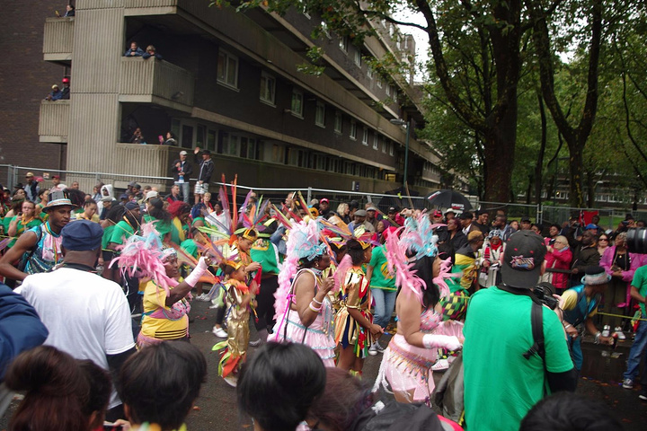 上队伍前方,只拍到了一些鸟屁股和伪装成鸟的大妈们这组是前面的车放