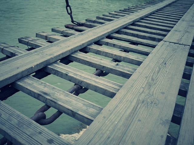 桥面还是保持着原来的面貌,铁链加木板,晃荡晃荡.