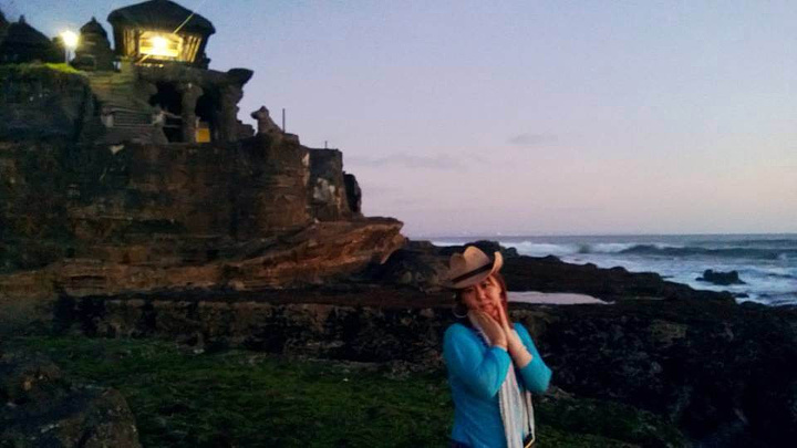 晕黄的日落照射下,海浪凶猛地拍打着海岸,激起千层浪,景色壮观不已