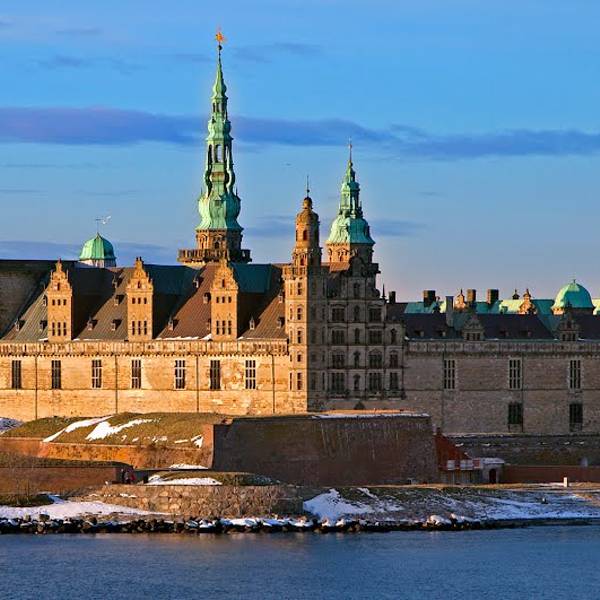 坐落在哥本哈根西兰岛海边的克伦堡宫,像一座漂浮在海上的宫殿,与瑞士
