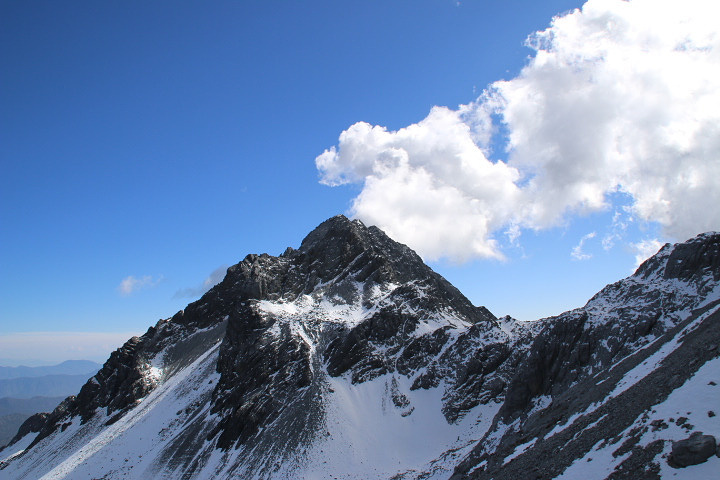 第一次碰到雪,难免兴奋。玉龙雪山,终于