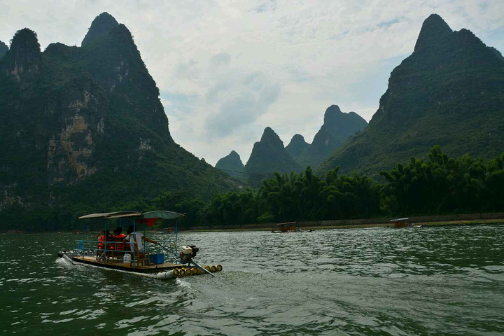 "竹筏漂流杨堤到兴坪段是精华，费用是100元/人左右，最好是在网上订好船票，因为遇上旺季的时候船..._漓江风景名胜区"的评论图片