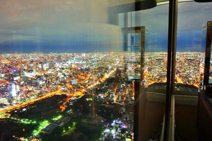 "空旷的天台，是欣赏大阪夜景的绝佳地方。有人说这是最美的洗手间。时刻有种人在空中的感觉_阿倍野Harukas 300观景台"的评论图片