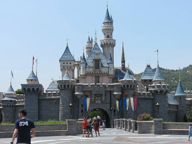 9月12日到了迪士尼乐园,在排队进场的时候认识了这对学生妹,呵呵