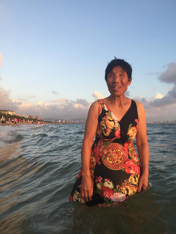 有游泳圈妈妈还是有点害怕,看,妈妈好高兴哦。