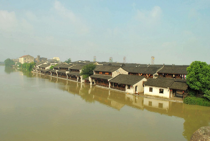 运河上不乏老桥作为著名的水路码头横亘在塘栖两岸的广济桥历经500余