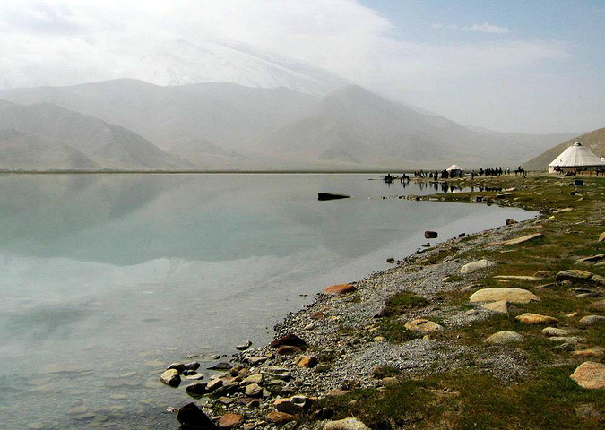 "照片拍自喀什州的卡拉库里湖。遗憾的是墓士塔格峰被云雾笼罩，没有拍到_卡拉库里湖"的评论图片