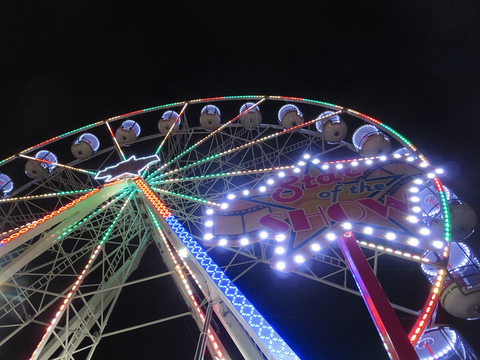 关门后向着达令港走去,此时雨停了,城市的夜景显现出来,小小的摩天轮