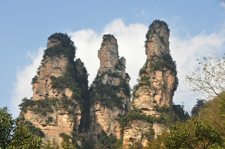 三姐妹峰 位于十里画廊峡谷最深处,是十里画廊的精华景点之一.