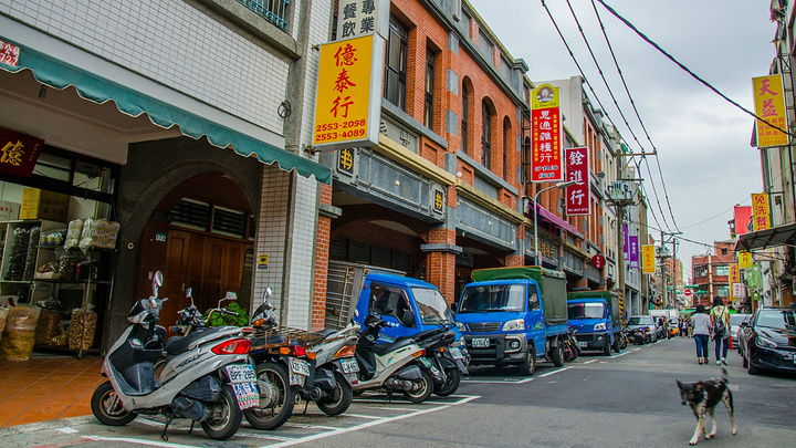台北的迪化街是一条充满市井气息的街道,传统商品琳琅满目,建筑群落