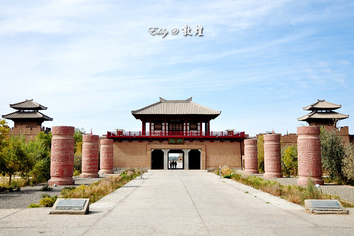 景区很大需要坐电瓶车或骑车到达仅存的汉代烽燧遗址在离开两关以后就