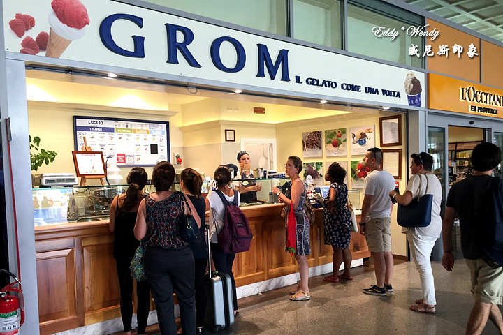 在火车站发现了寻寻觅觅的grom,这是一家有着自己农场的冰淇淋店,所有