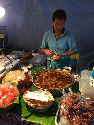 2017卖小狗衣服的,还特意找来两个模特。夜市