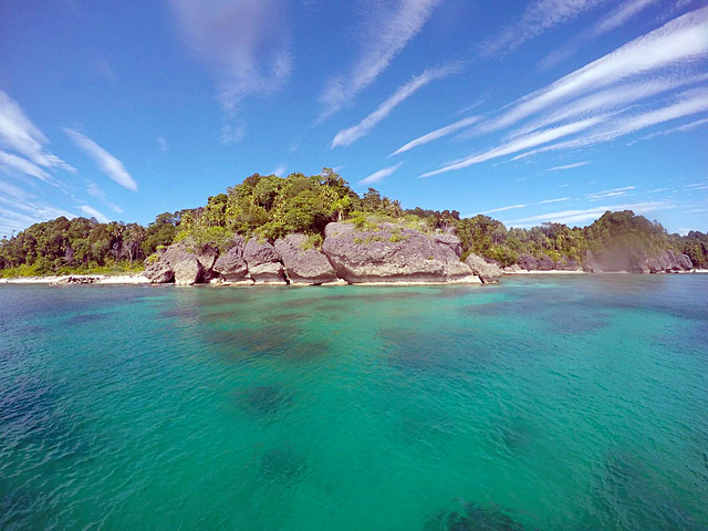 美好的海岛环境美人鱼岛的确非常漂亮特别是海里的珊瑚五彩斑斓味道还
