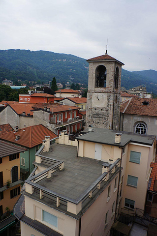 米兰的马焦雷湖旁的小镇建在山坡上,随处可见漂亮的别墅,花园,人们