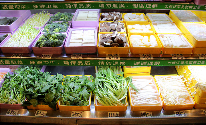 少不了凉粉凉面这些特色小吃.认真挑选着食材的静姐.