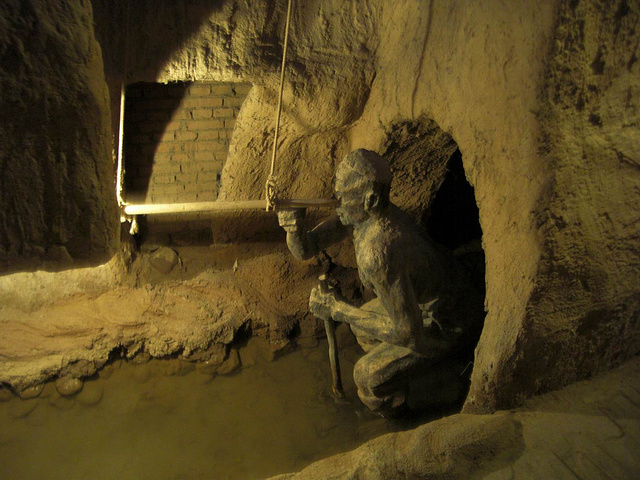 坎儿井是新疆天山荒漠地区一种特殊的灌溉系统是开发利用地下水的一种