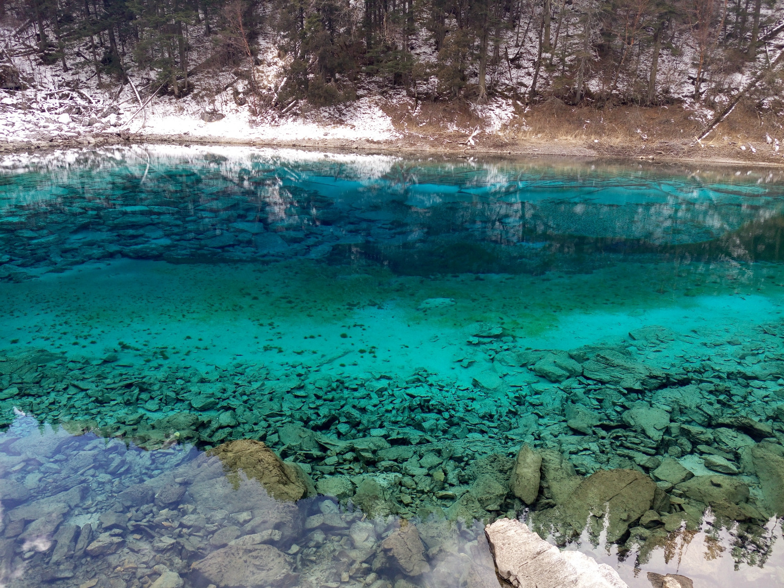 的彩池拥有者清澈见底的湖水有着五种不同的颜色真的是一个人间仙境