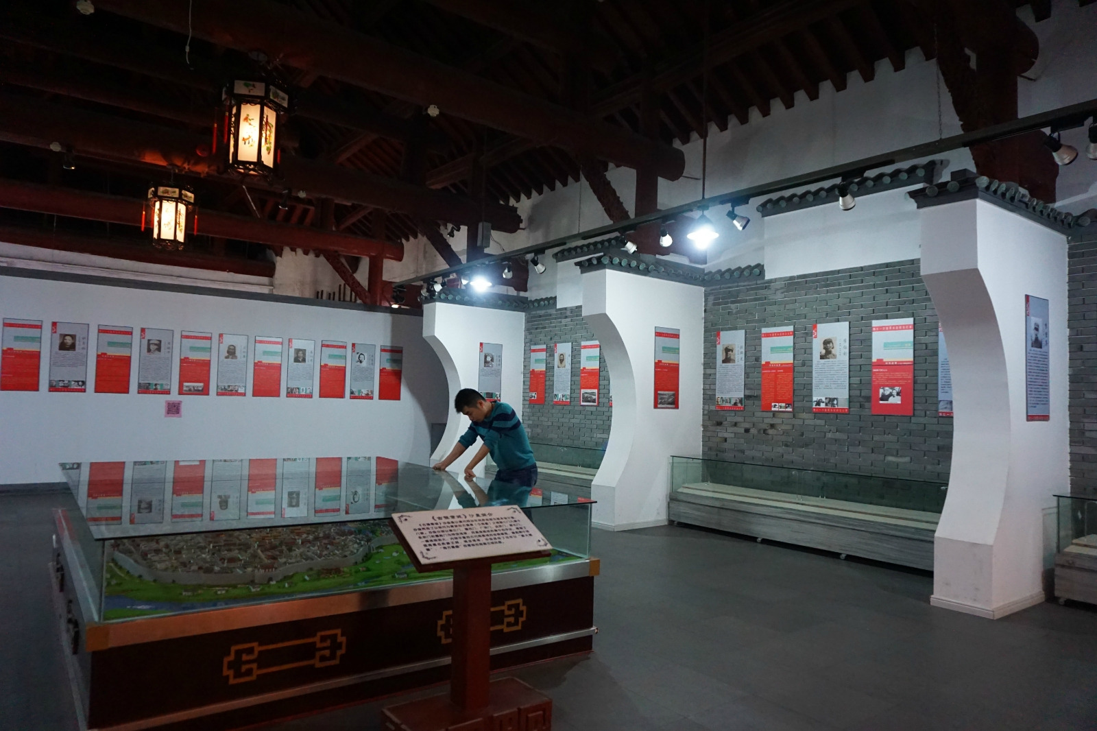 参观路线由右至左,二楼重点就是教室的楼上,有一个老南昌城的模型地形