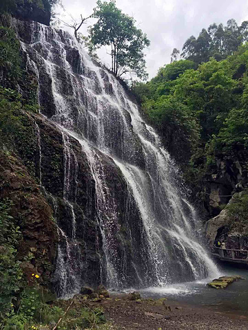 "...布有溶洞，风景很不错啊，走走停停了四个小时左右，门票现在是110元，可以在网上团购，可以少一些_华蓥山"的评论图片