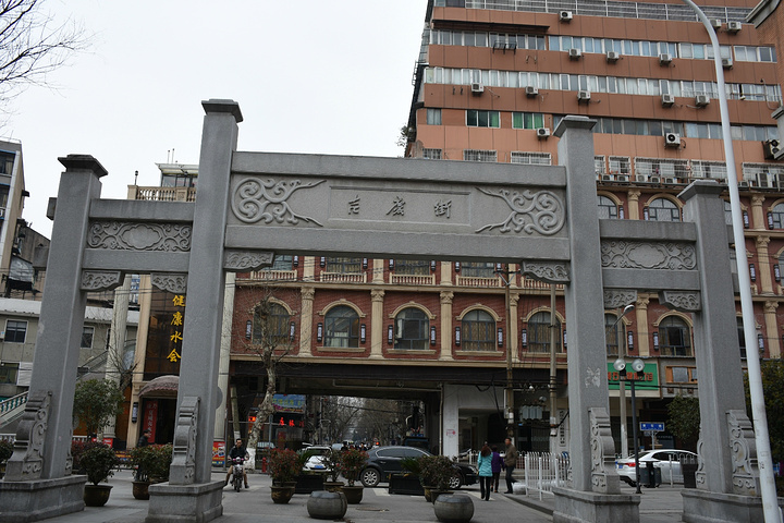 吉庆街人不是挺多的,可以逛逛,沿着吉庆街走去江汉路步行街的路上就会