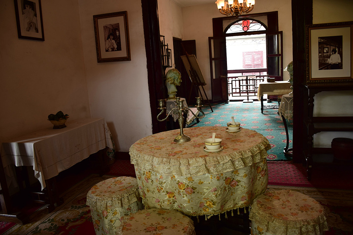 不同之处就是何园主人引进了西方建筑的特色,何芷舠一定是一个很开明