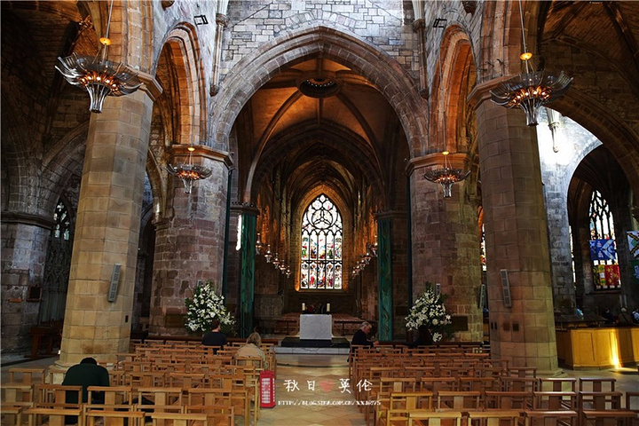 2017.十字旗的独角兽与握着白底红十字旗的狮