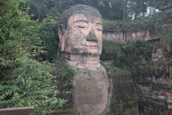 "可是去了乐山不看大佛又很遗憾。玩下来之后，觉得那个万佛洞比乐山大佛有意思多了_东方佛都"的评论图片