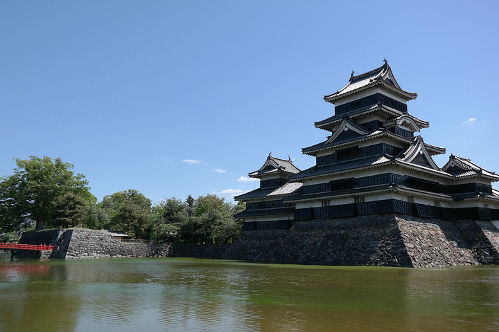 松本城夜景 松本城位于日本长野县松本市 于1504年修筑 原名深志城 阁楼上眺望全城 松本城 评论 去哪儿攻略