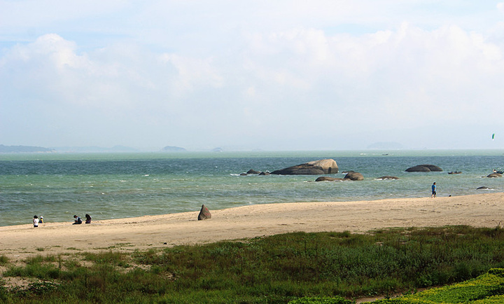 相比而言,黄厝海滨浴场就要好很多,景色优美,人也不是很多,特别适合