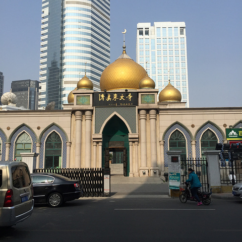 酒店边上的海光寺从房间窗外望向远方