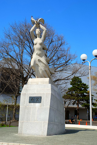 发现城市雕塑都特别的心灵鸡汤,诚如"希望""和平"等