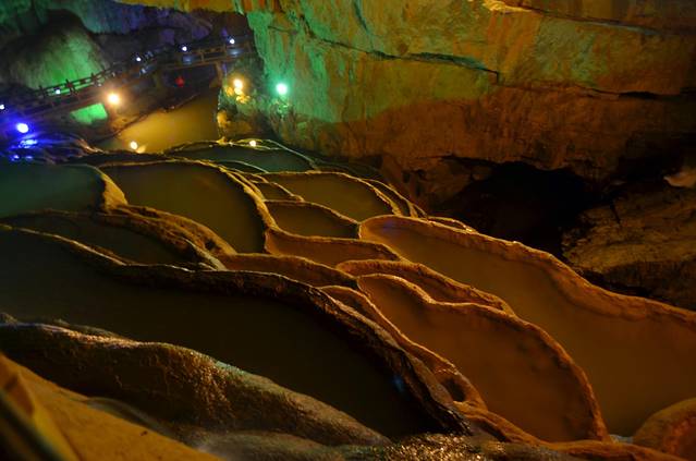 九乡是地下喀斯特地貌的溶洞,这是要往地下走了