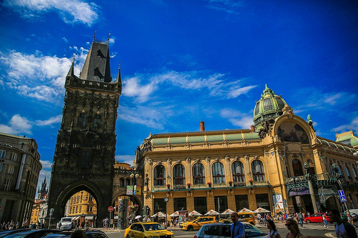 火药塔是宏伟进老城 的入口处以及布拉格著名象征之一