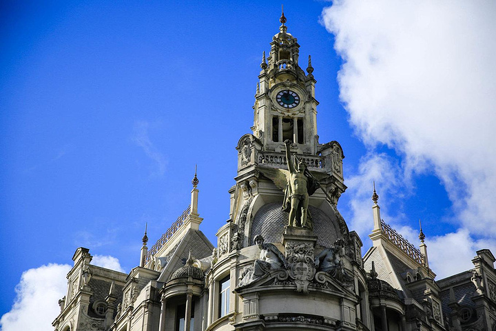 巴塞罗斯这个地方,一个虔诚的外来朝圣者被误认为窃贼而被判死刑.