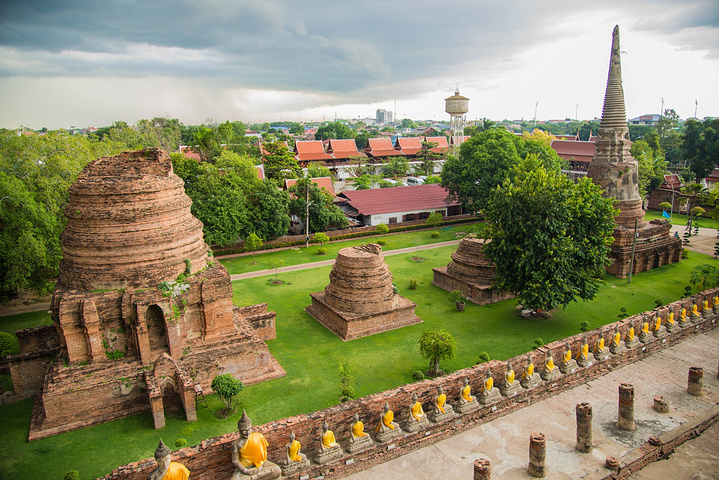 玛哈泰寺的树包佛头更是世界闻名.作为泰国古都之一,大城历史遗迹众多