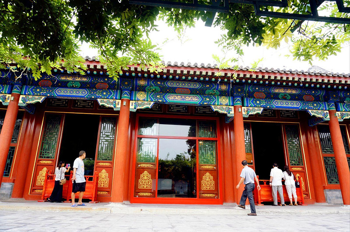 邀月台是恭王府花园内最高处位于滴翠岩山顶之上台上建有房屋名字很