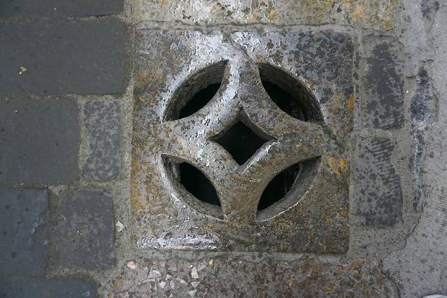 所有的下水口和排水口都是这个造型,铜钱款.