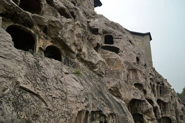 普泰洞,火烧洞,慈香窑,路洞等,为北魏时期的代表洞窟;潜溪寺,宾阳南洞