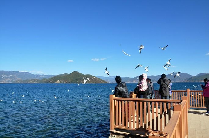 村子由陆地向湖心突出,四周水域开阔,是视野最佳的赏湖点