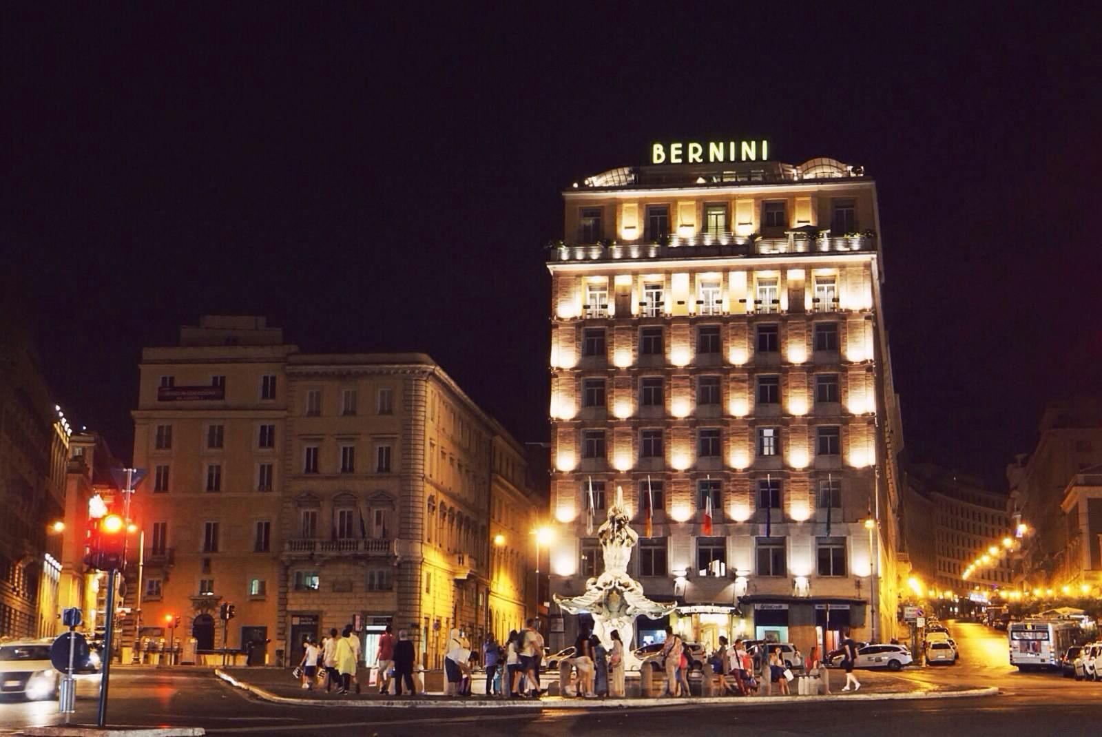 罗马三大广场之一的巴贝里尼广场夜景.