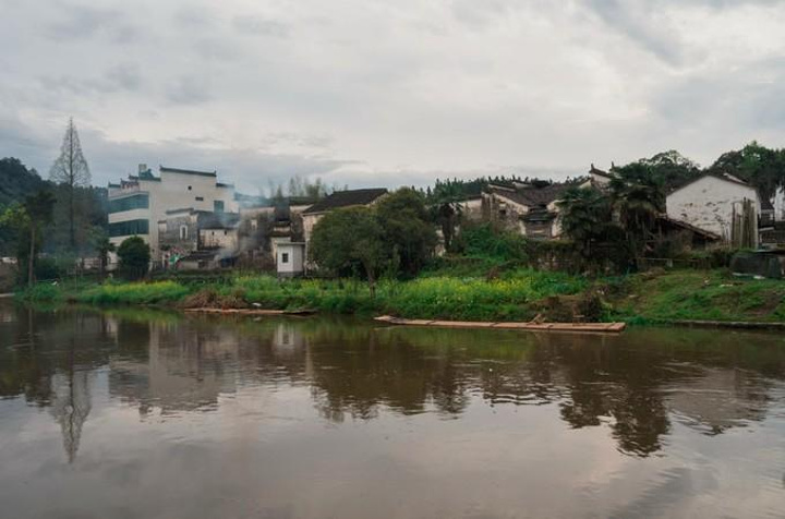 锦峰绣岭,清溪碧河的自然风光之中,房屋群落与自然环境巧妙结合,山水