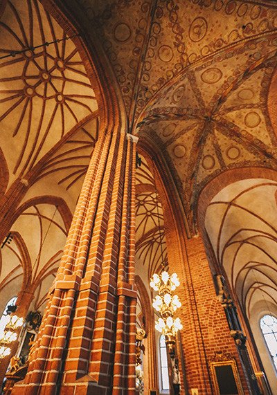 穹窿一个连一个,高高地悬在每条走道的上空.