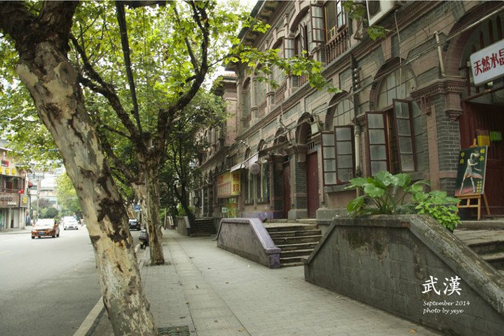 "在上海求学的时候就特别喜欢周末逛逛藏在都市高楼之间的小弄堂，那里有造型别致的老建筑，有特色风格..._古德寺"的评论图片