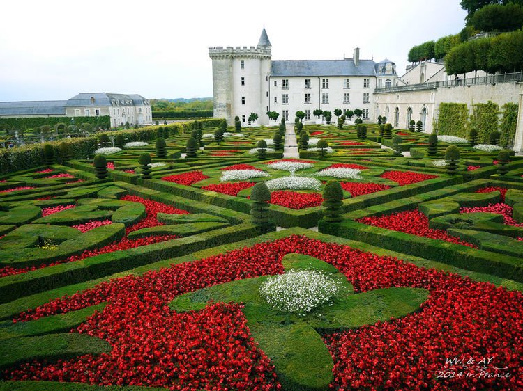 它是具有文艺复兴时期风格的花园现存的唯一见证,以它的三级不同高度