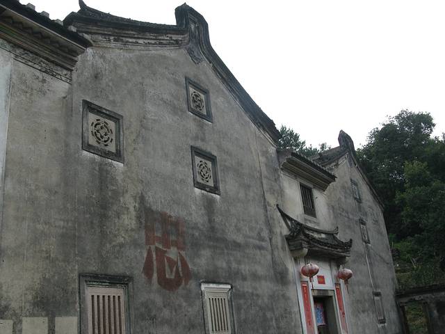 "宝善楼"右边的墙上写了一个很大的"忠"字