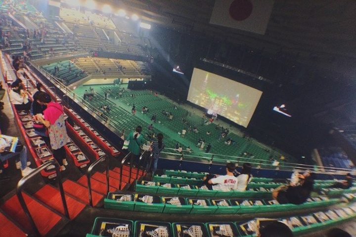 离舞台好近啊70ω70特别赞的是日本演唱会票价都是全场统一座位