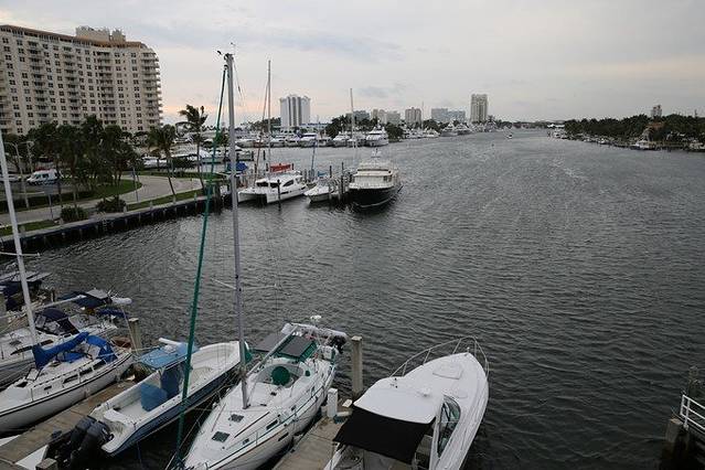 劳德岱尔堡海滩