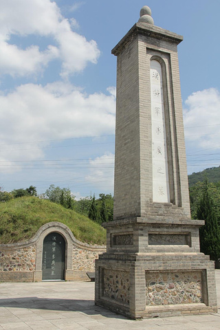 飞将军李广墓正在修复的天水文庙,就在胡氏故居旁边300年的腊梅树绣楼